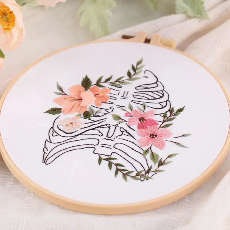 🌸Kit de Bordado Creativo – Diseño de Esqueleto con Flores🌸