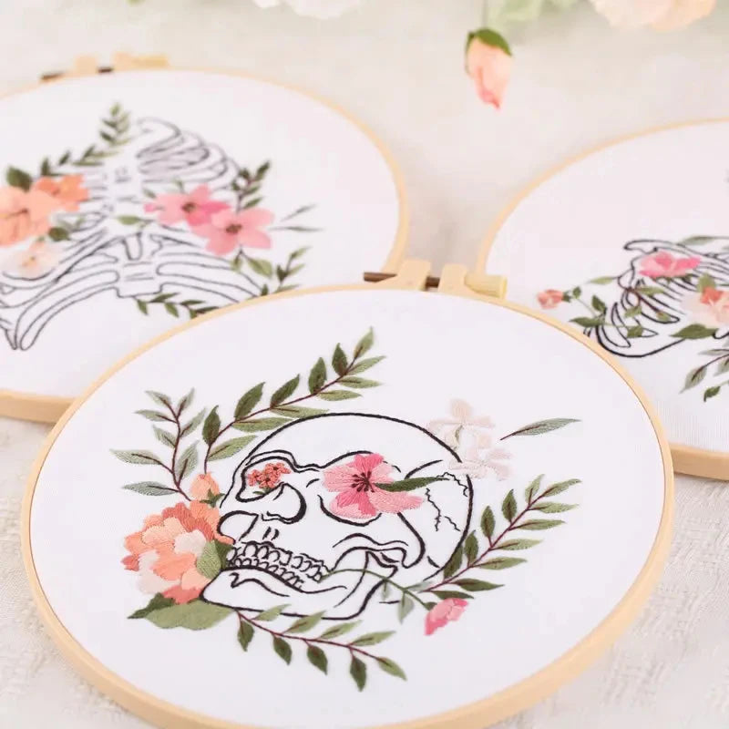 🌸Kit de Bordado Creativo – Diseño de Esqueleto con Flores🌸